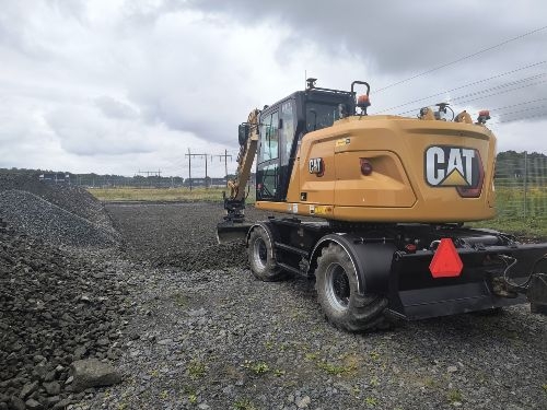 Grävmaskin arbetar i ett schakt.